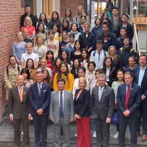 Maritime Bergen Law Summer School 2019: Jusstudenter, øvrige gjester og ansatte ved Det juridiske fakultet ved UiB. Første rekke fra venstre: Dekan Karl Harald Søvig, rektor Dag Rune Olsen, Kinas ambassadør til Norge Yi Xianliang, daglig leder Maritime Bergen Siv Remøy-Vangen, professor Bjørnar Borvik og fakultetsdirektør Øystein Lunde Iversen (foto: Diku)